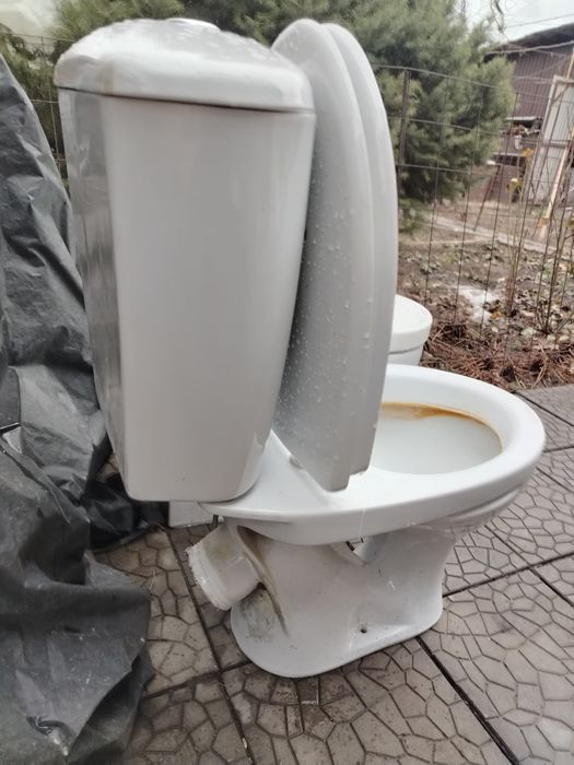 Унитаз с бачком в рабочем состоянии