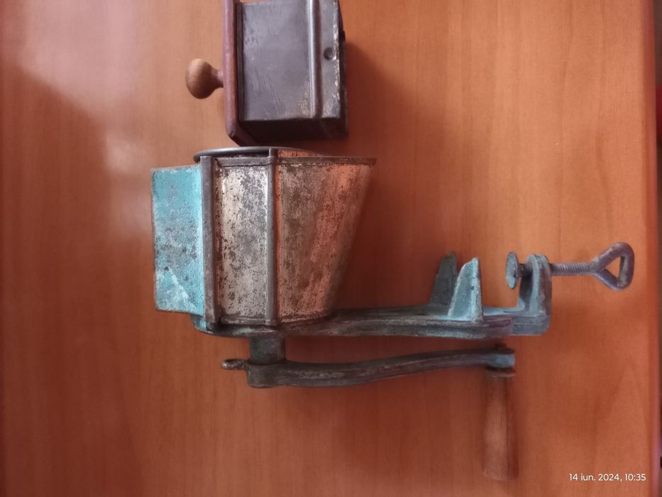 Vând mașină măcinat mac sau nuca