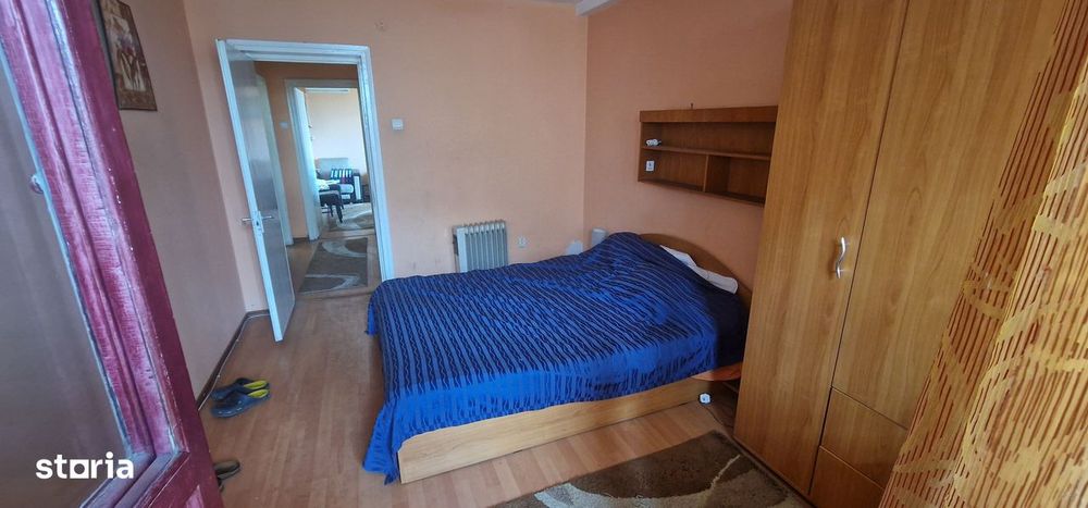 Trei camere etajul 1 , apartament Central.
