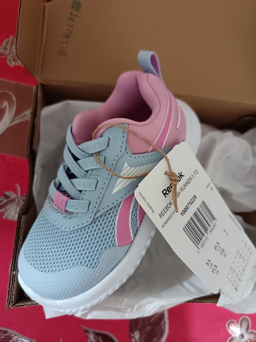 Vând adidași Reebok