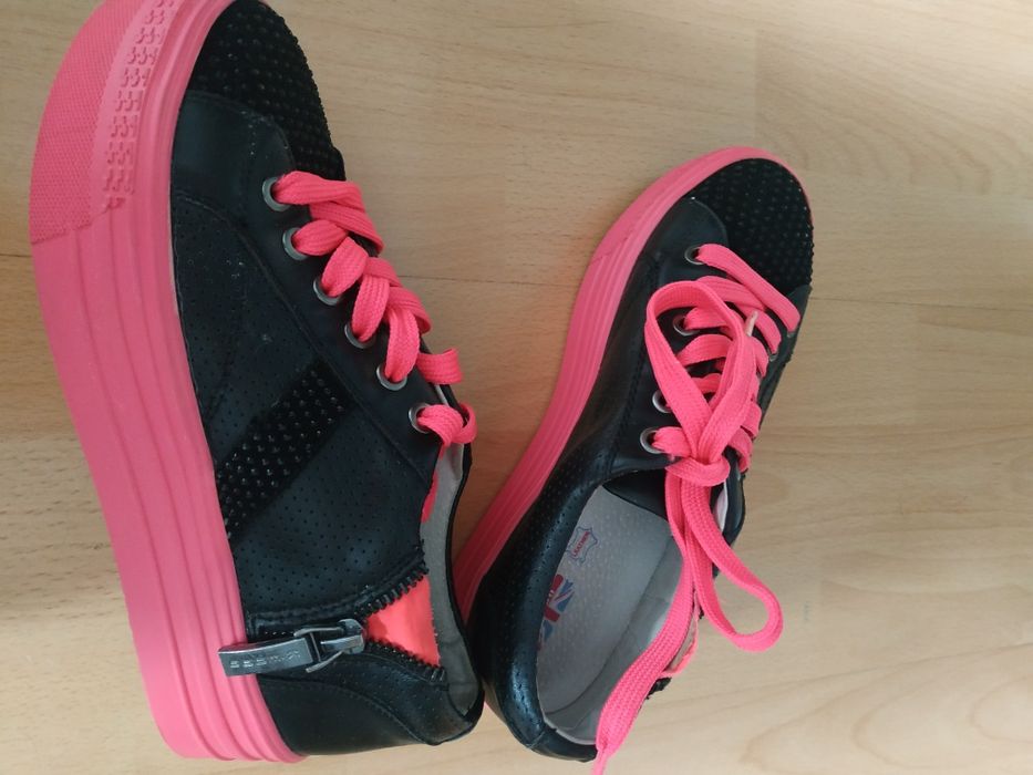 Продам женскую обувь.