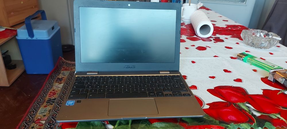 Лаптоп Asus chrome book