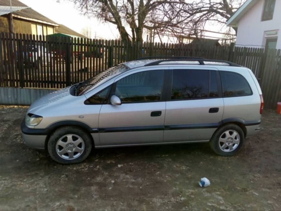 Vând Opel zafira
