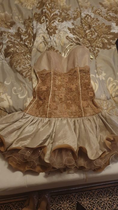 Нови луксозни парти рокли с етикет .