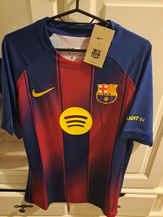 Vand tricouri de fotbal de la diferite echipe marimea L