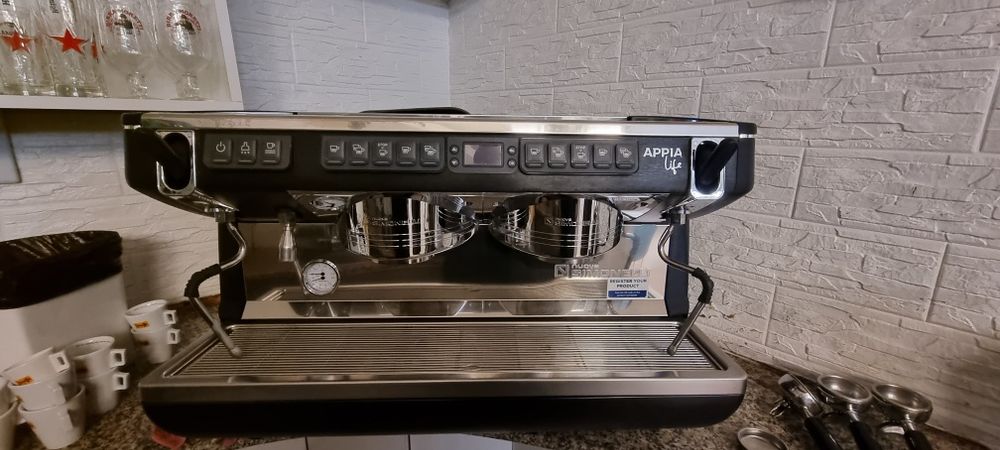 Esspresor de cafea Nuova Simonelli cu doua porturi