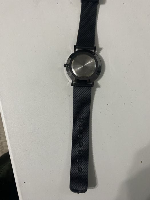 Часы черные минилалистичные