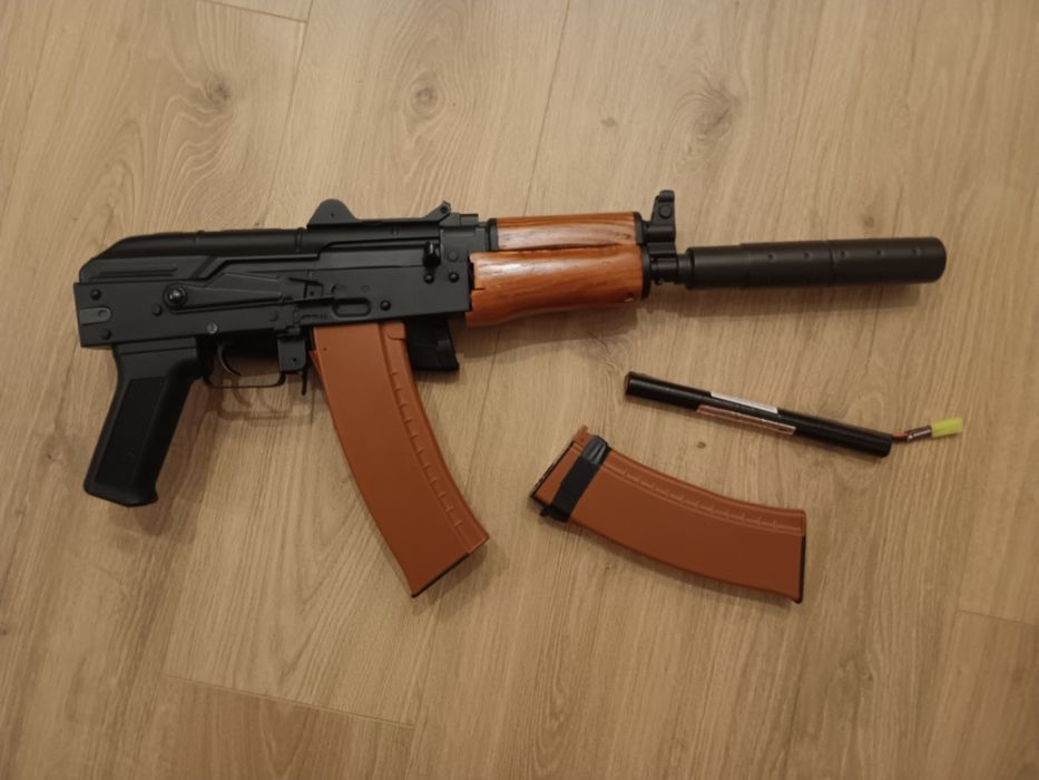 airsoft AK-74 U със заглушител.