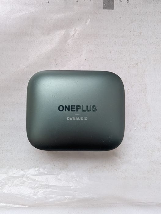 Продам зарядку Oneplus budspro 2. Только кейс.