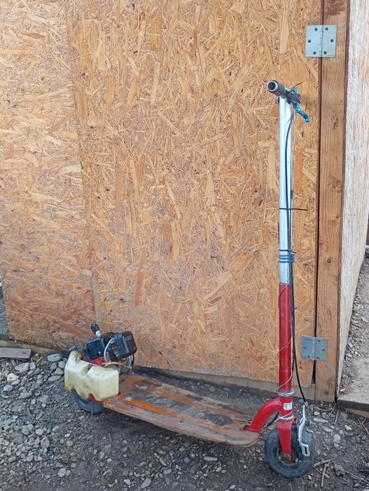 Vând trotinetă pe benzină