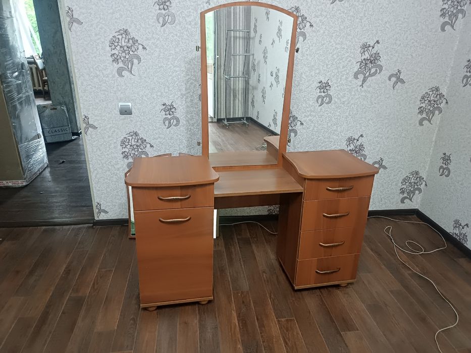Продам трюмо (косметический столик)
