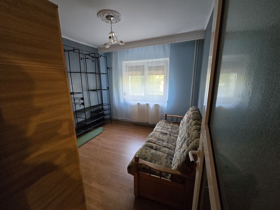 Inchiriez apartament 3 camere semidecomandat