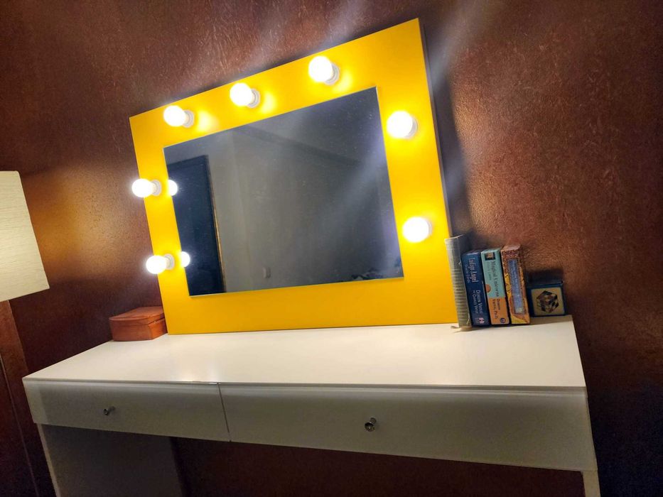 Post makeup infrumusetare, masa machiaj cu oglinda cu leduri