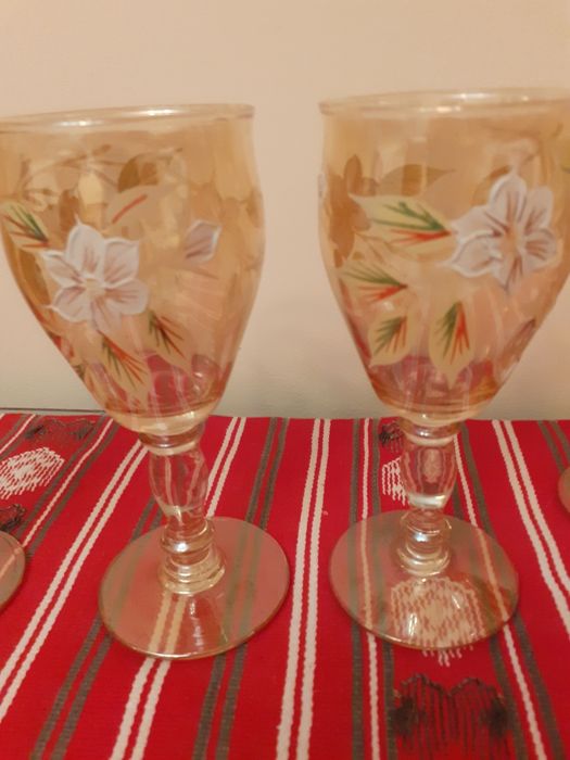 6 pahare cu picior.pictate manual pe sticlă de culoare gălbuie, model