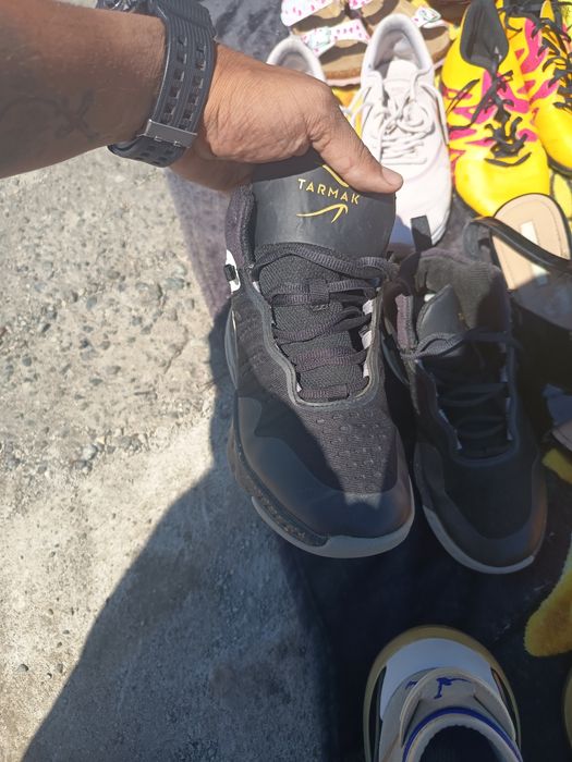Vand Adidași de firma