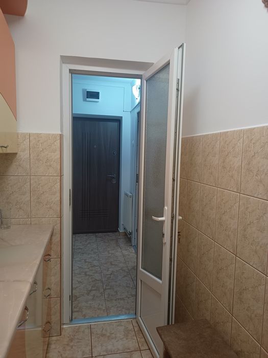 Ofer spre închiriere garsonieră.