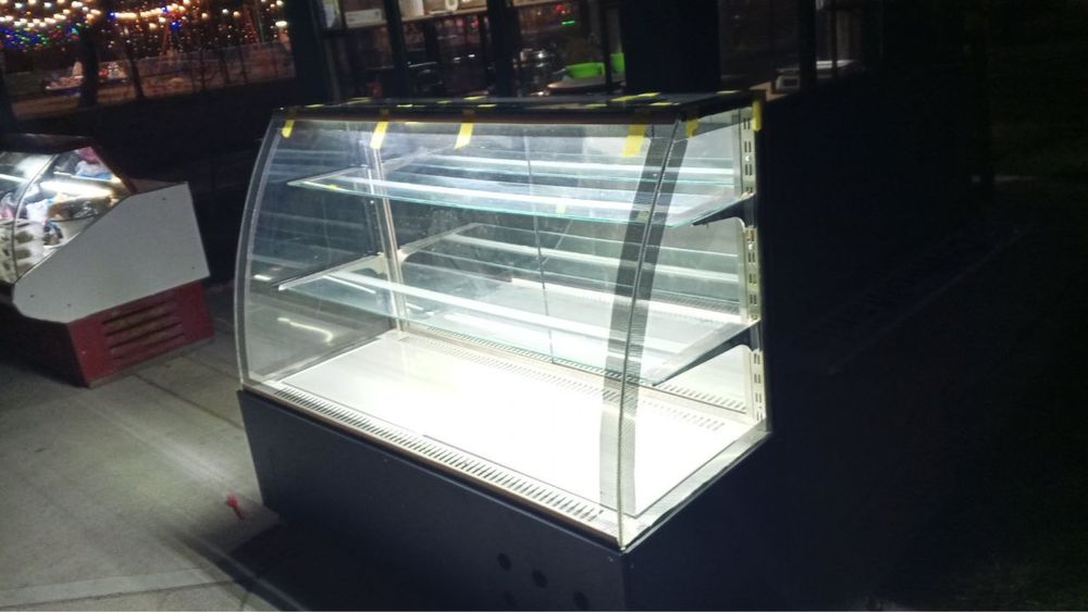 Витрина холодильник ,
