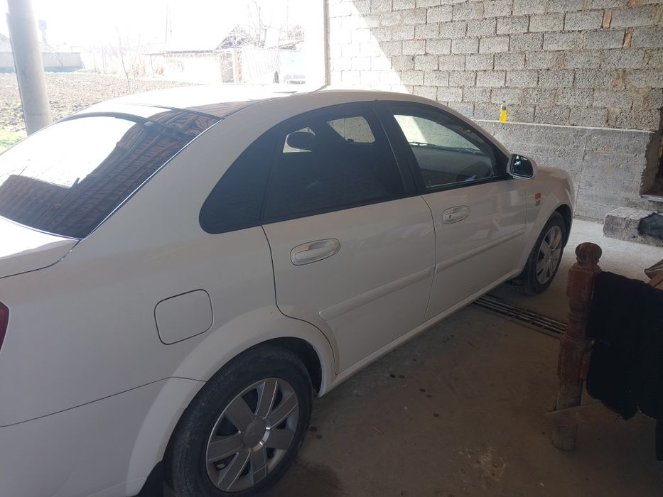 Lasetti  1.8 sotiladi