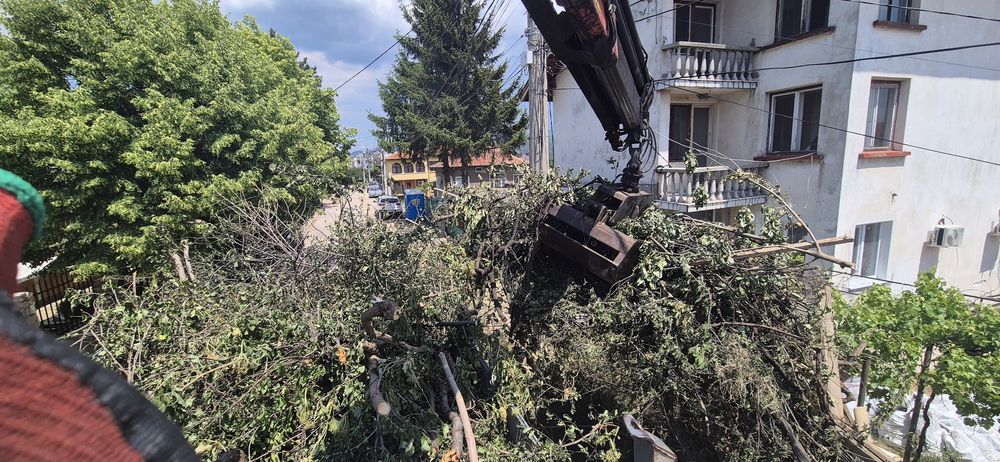 Транспортни услуги с кран и самосвал извозване на боклук