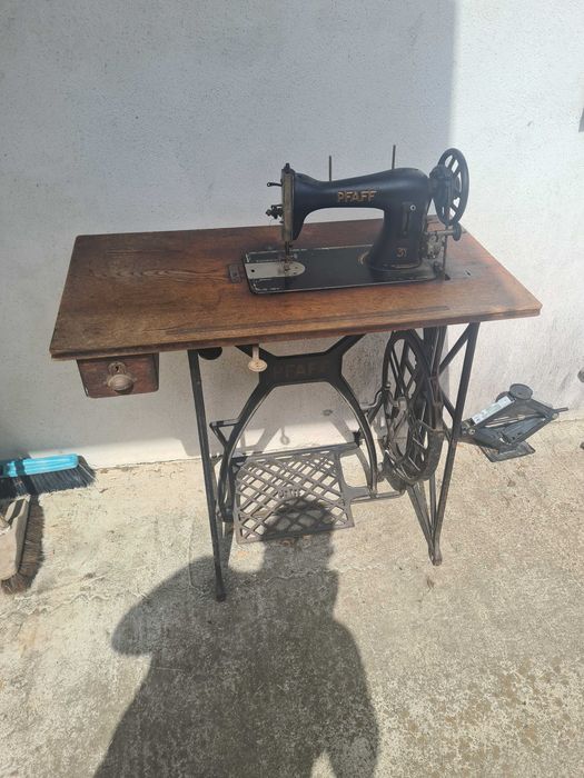 masina de cusut veche  marca Pfaff