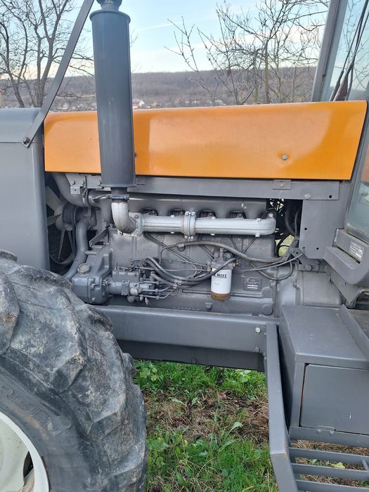 Vând tractor Renault