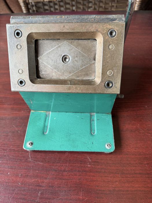 Вырубщик для визиток и пригласительных в хорошем состоянии Рабочий