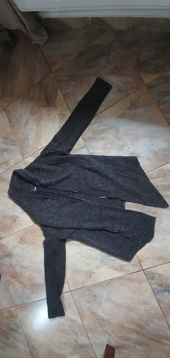 Pulover cu fermoar modern ,material deosebit!