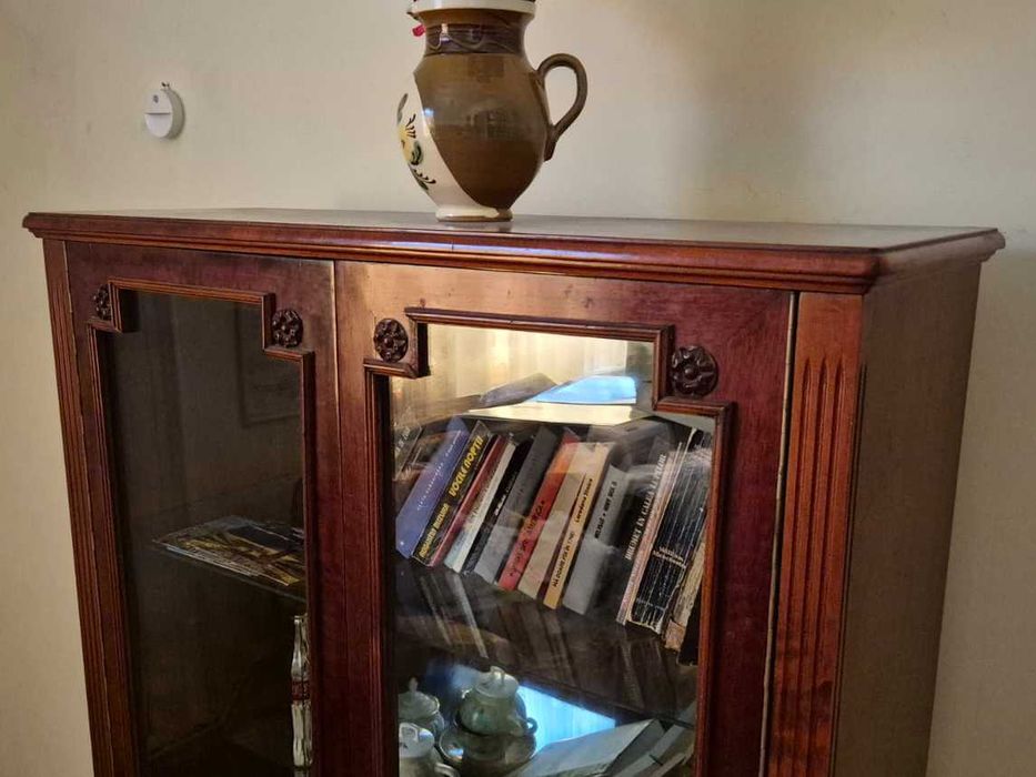 Vitrina lemn masiv - mobilier vintage colectionari