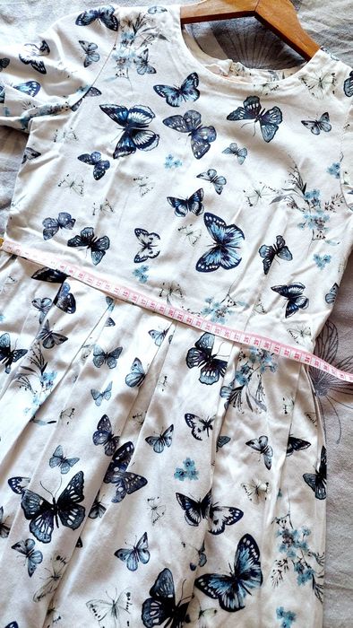 Къса бяла рокля с десен на пеперуди