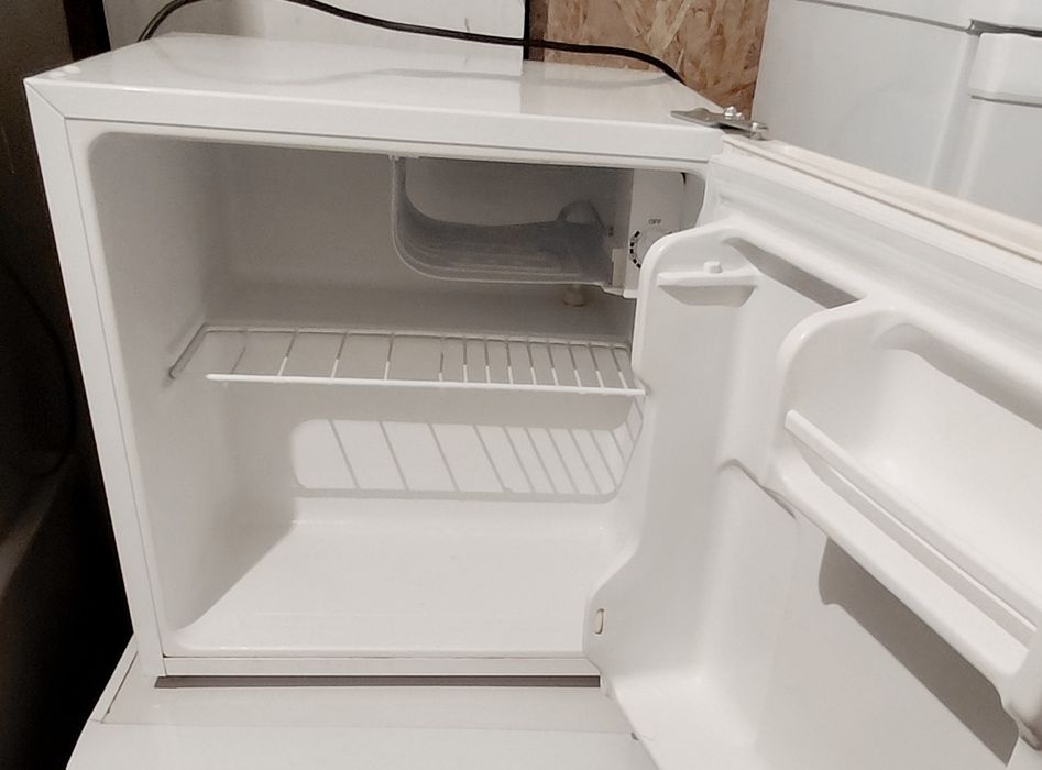 Продам холодильник офисный