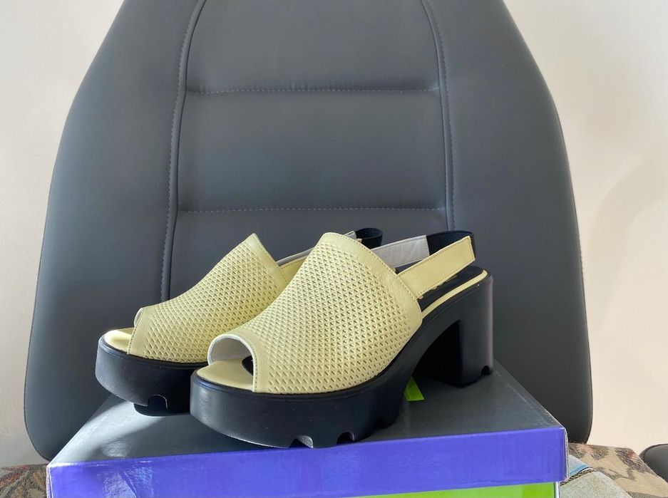 Продаю босоножки