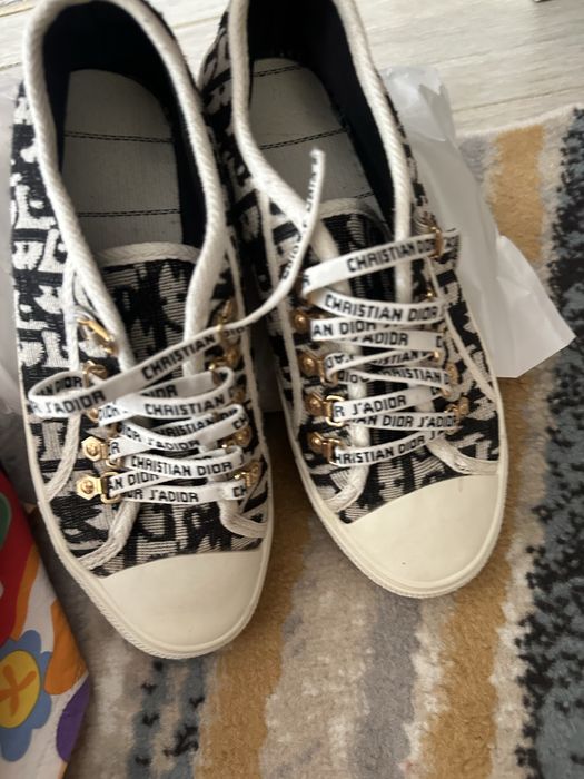 продаю кроссовку летнюю