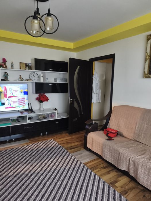 Vând apartament două camere Mioveni liber