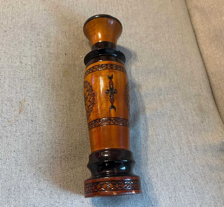 Vaza decorativa din lemn sculptat si lacuit manual in stil popular