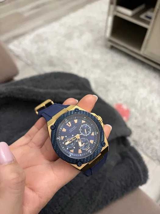 Vand ceas guess gold nou