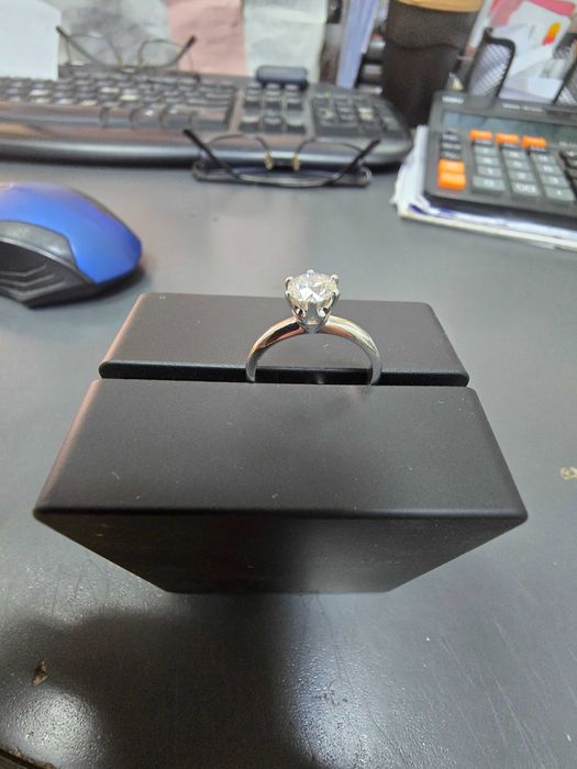 Дамски пръстен с диаманд