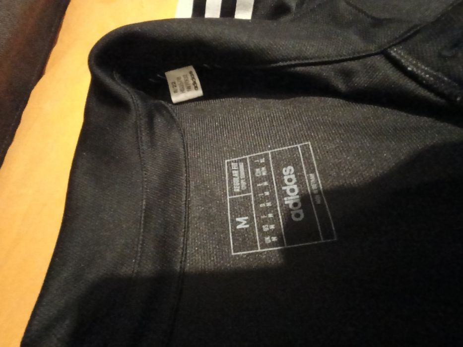 2 Tricouri originale Adidas mărimea M in stare foarte bună.