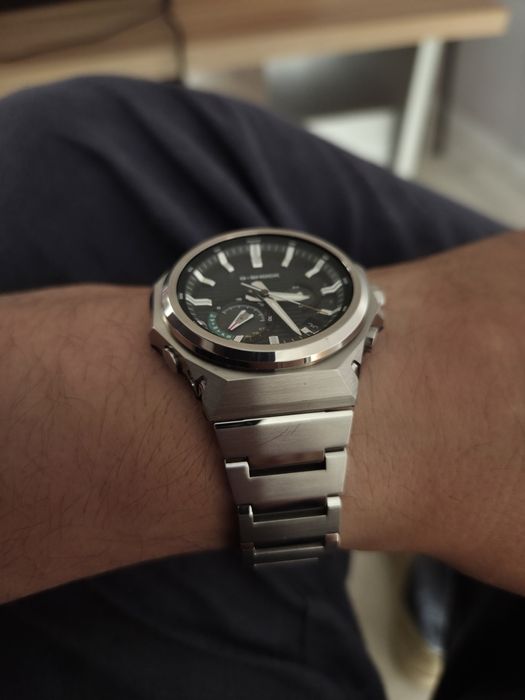 Продам Casio G-SHOCK GST B 1000