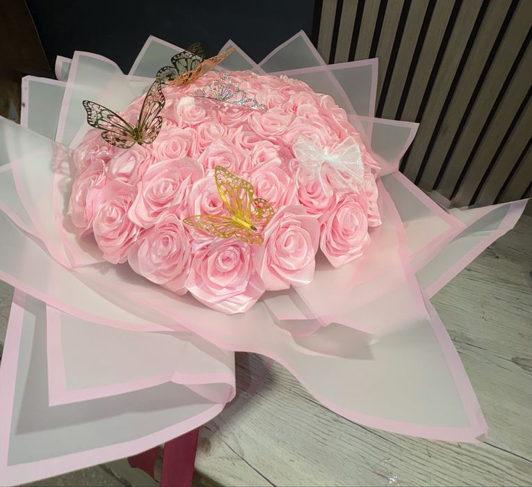 Buchet realizat din 51 trandafiri satin