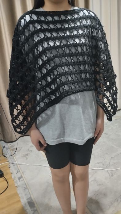 Модная ручного вязания накидка