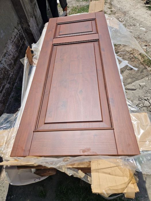 Двери межкомнатные, из массива ореха. 2.05х0.90м.