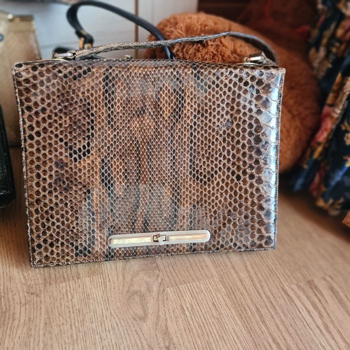 Frumoase poșete din piele