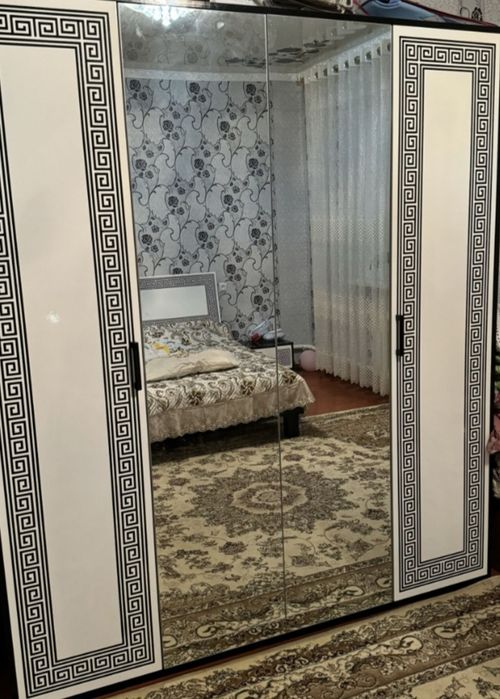 Шифонер, диван, комот и тумбо