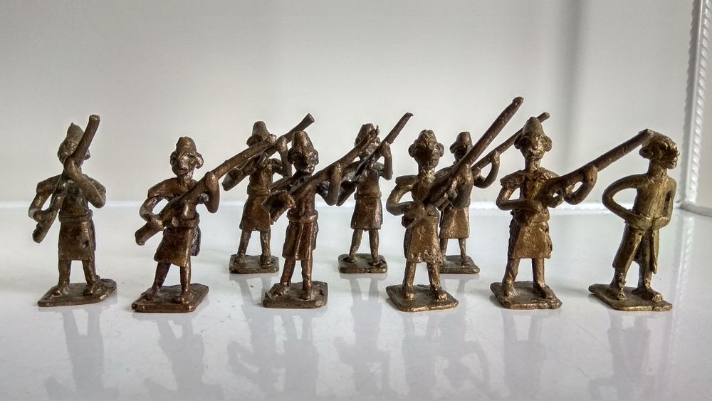 Бронзови фигурки на войници.