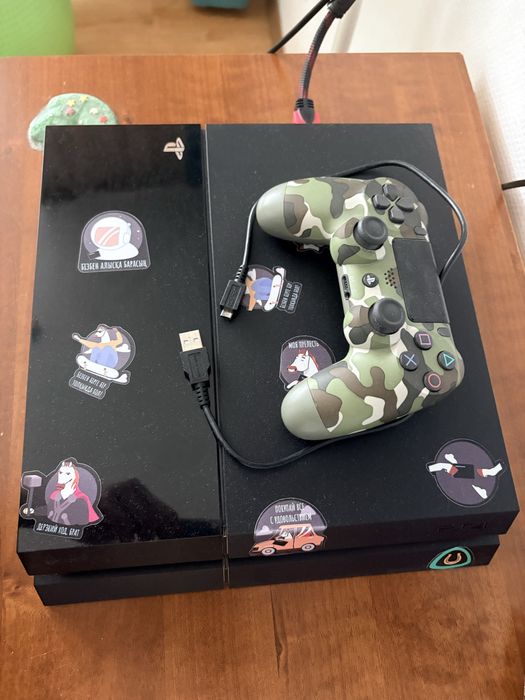 Продам плейстейшен 4 (PS4)