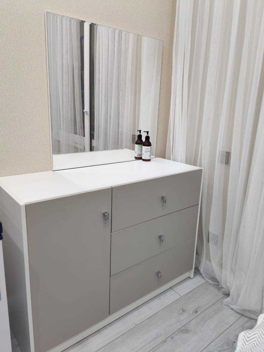 Комод с зеркалом