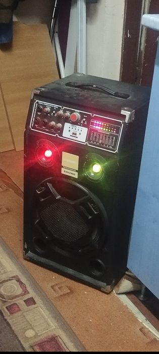 Vând boxă bluetoth, cu intrare microfoane