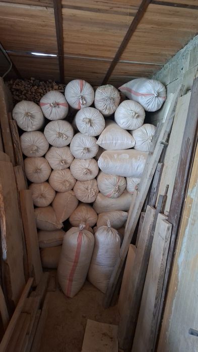 Продам опилки . Упакованы в мешки.