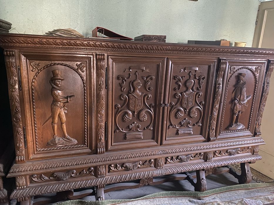 Comode din lemn masiv cu sculpturi medievale in stare buna