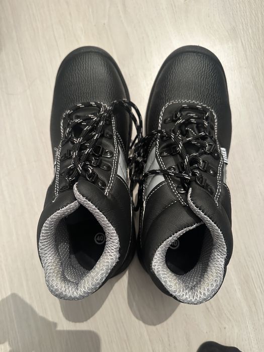 Продам спец ботинки